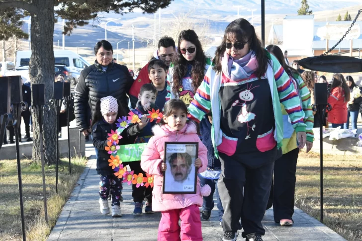Muchas familias con niños y niñas participaron del homenaje de los héroes del carbón. FOTO JOSÉ NAVEALA OPINIÓN AUSTRAL Muchas familias con niños y niñas participaron del homenaje de los héroes del carbón. FOTO JOSÉ NAVEALA OPINIÓN AUSTRAL