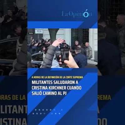Militantes saludaron a Cristina Kirchner cuando salió camino al PJ