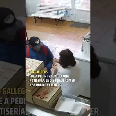 Fue a pedir trabajo a una rotisería, le dieron de comer y se robó un celular