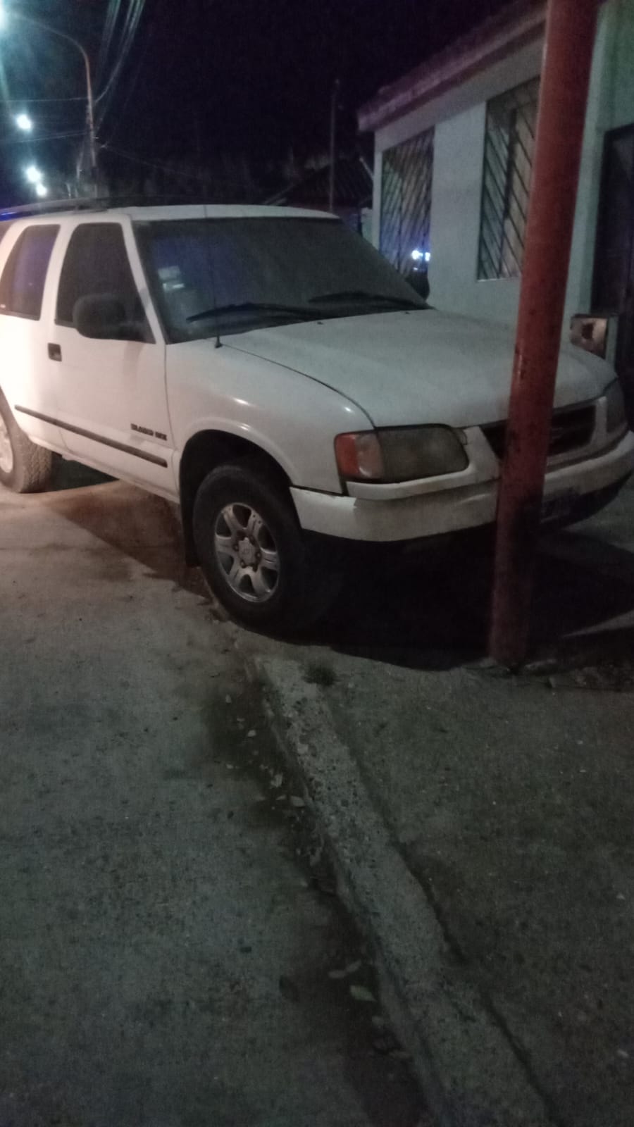  La camioneta terminó chocando después del impacto. (FOTO: DIRECCIÓN DE TRÁNSITO).