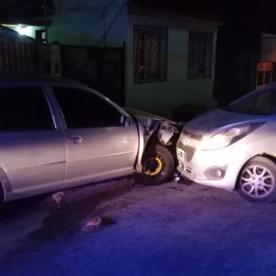 Un hombre en estado de ebriedad llevaba a los hijos a la escuela, chocó dos autos y fue hospitalizado