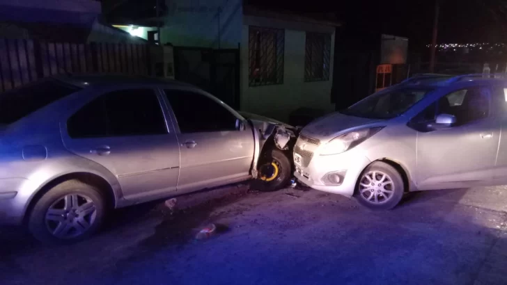 Un hombre en estado de ebriedad llevaba a los hijos a la escuela, chocó dos autos y fue hospitalizado