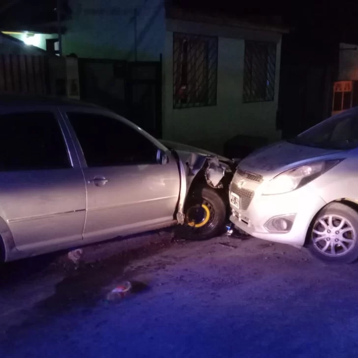 Un hombre en estado de ebriedad llevaba a los hijos a la escuela, chocó dos autos y fue hospitalizado