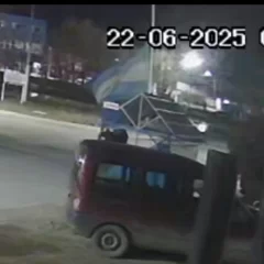 Video: los “roba banderas” fueron al menos cuatro y quedaron grabados