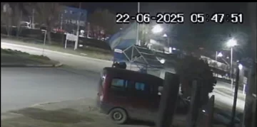 Video: los “roba banderas” fueron al menos cuatro y quedaron grabados