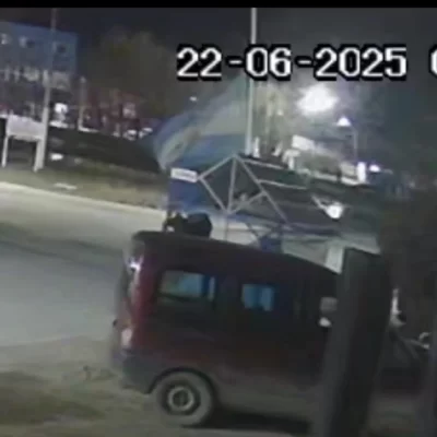 Video: los “roba banderas” fueron al menos cuatro y quedaron grabados