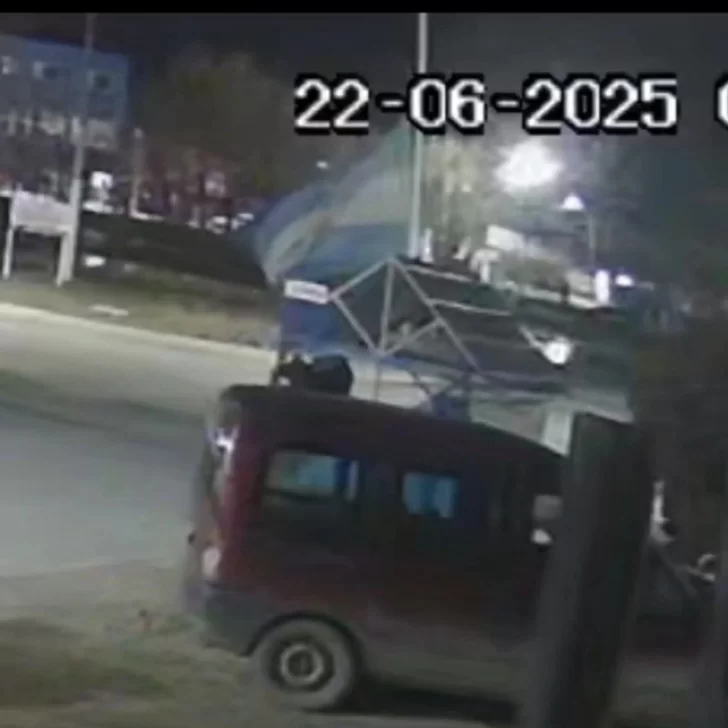 Video: los “roba banderas” fueron al menos cuatro y quedaron grabados