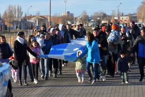“¡Viva la patria!”: niños de jardín realizaron caminata con la bandera argentina “¡Viva la patria!”: niños de jardín realizaron caminata con la bandera argentina