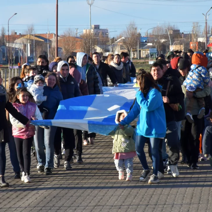 “¡Viva la patria!”: niños de jardín realizaron caminata con la bandera argentina