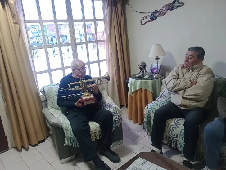  Con el presidente de la mutual, Francisco Gómez Vera.