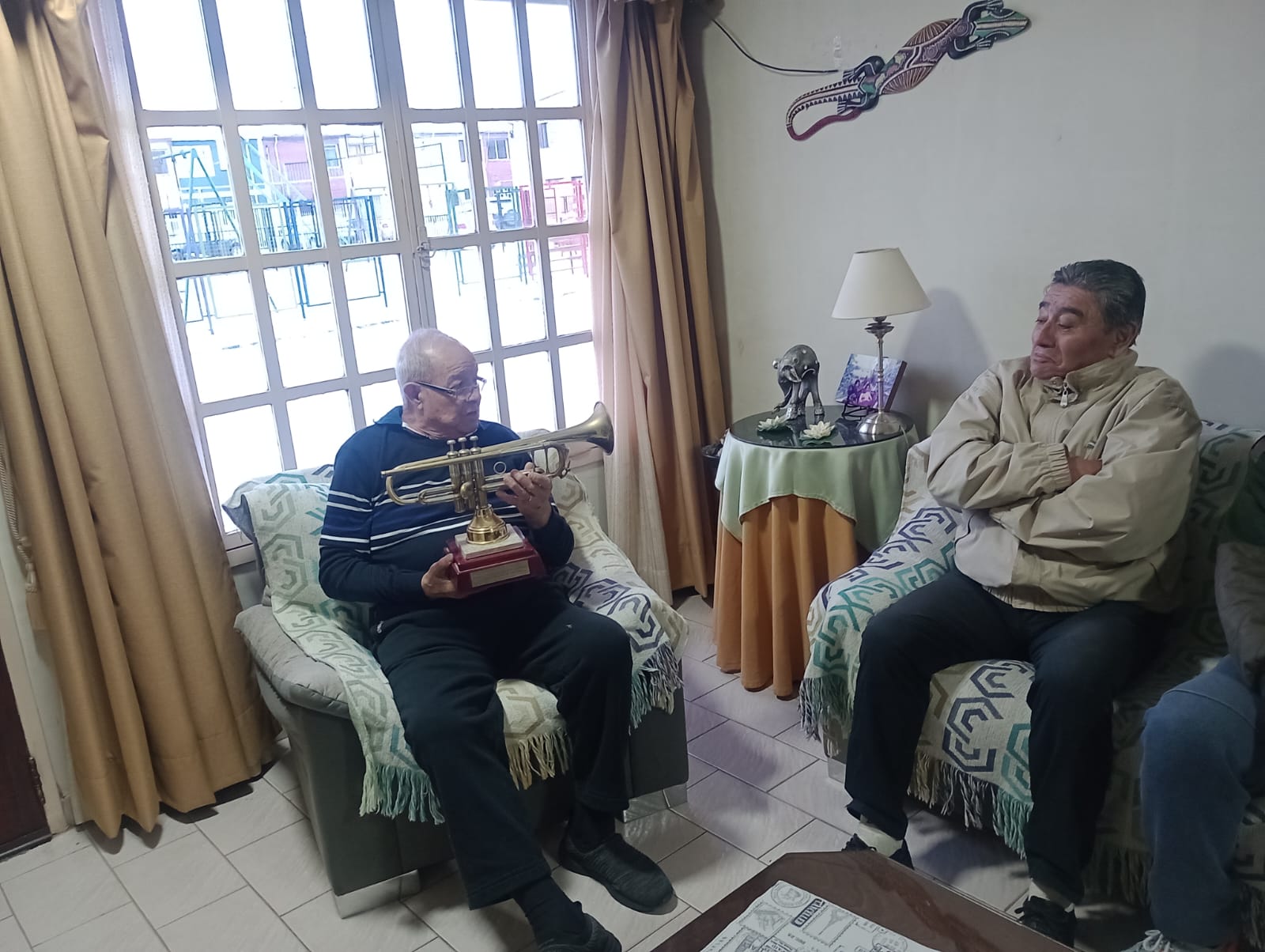  Con el presidente de la mutual, Francisco Gómez Vera.