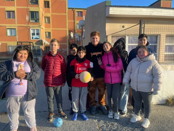 Una visita estelar: “Colo” Gil visitó a los chicos de Ángeles Especiales