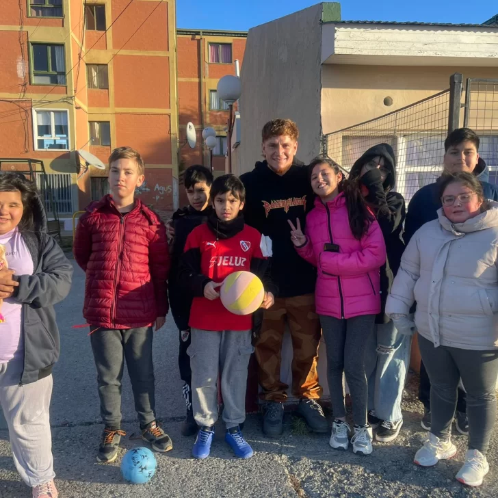 Una visita estelar: “Colo” Gil visitó a los chicos de Ángeles Especiales