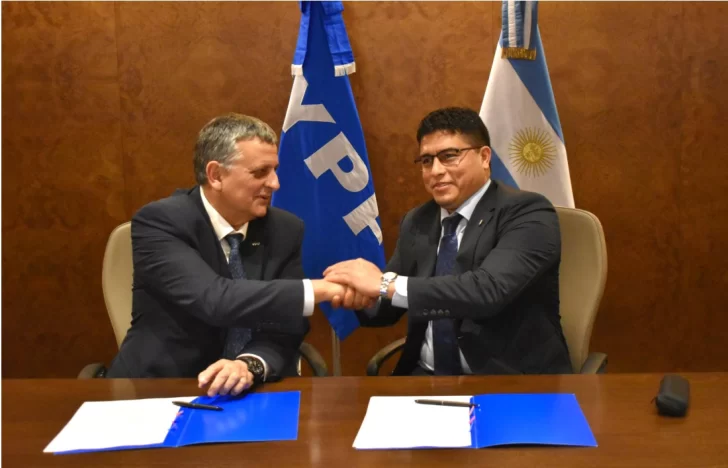  Momento posterior a la firma del acuerdo entre YPF y Santa Cruz. Vidal y Marín, sonrientes. (Foto: Camila Ferrer Pose/La Opinión Austral).