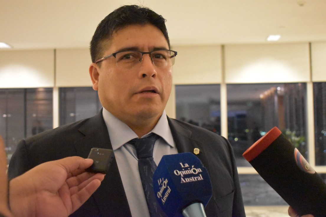  El gobernador habló con los medios, entre ellos La Opinión Austral, una vez terminado el acto con YPF. (Foto: Camila Ferrer Pose/La Opinión Austral).