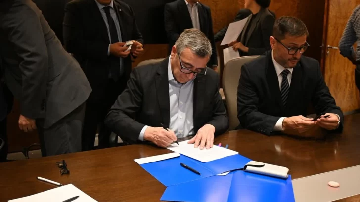  El ministro de Energía y Minería de Santa Cruz, Jaime Álvarez, suscribiendo el acuerdo con YPF.