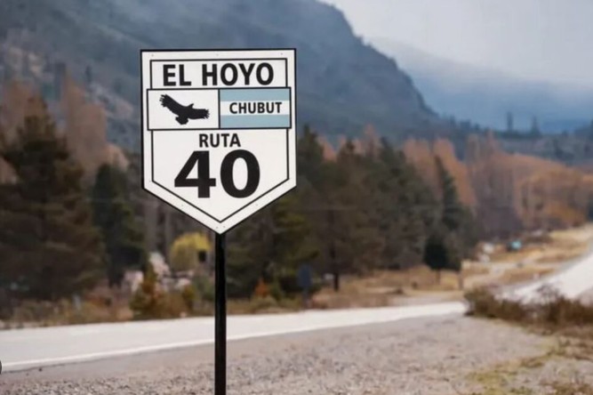 La ruta 40 es transitada por miles de turistas prácticamente todo el año. La ruta 40 es transitada por miles de turistas prácticamente todo el año.