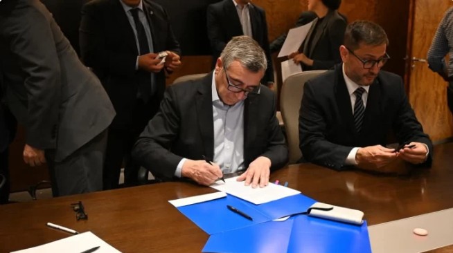  El ministro de Energía y Minería de Santa Cruz, Jaime Álvarez, suscribiendo el acuerdo con YPF.