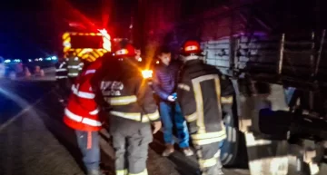 Alerta en las afueras de Río Gallegos: a un camionero se le prendió fuego una rueda y debieron extinguirlo Alerta en las afueras de Río Gallegos: a un camionero se le prendió fuego una rueda y debieron extinguirlo