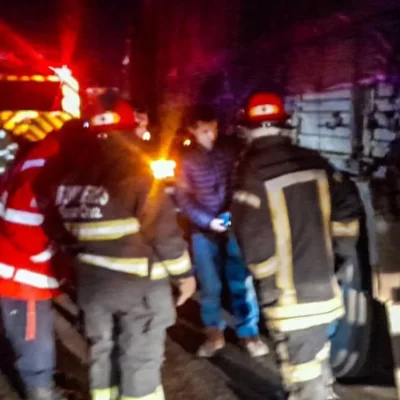 Alerta en las afueras de Río Gallegos: a un camionero se le prendió fuego una rueda y debieron extinguirlo