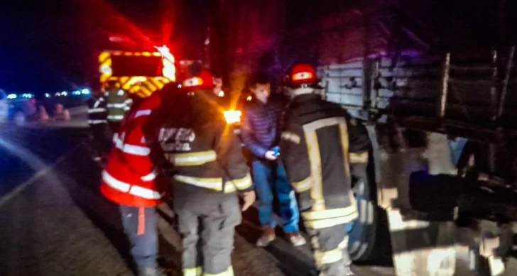Alerta en las afueras de Río Gallegos: a un camionero se le prendió fuego una rueda y debieron extinguirlo