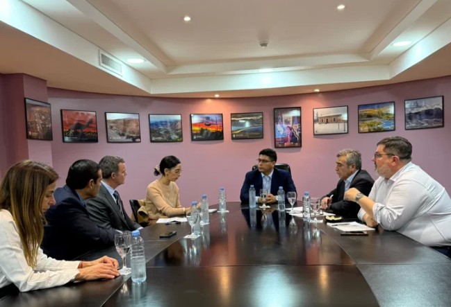 Participaron de la reunión el gobernador de Santa Cruz, Claudio Vidal y los ministros de Energía, Jaime Álvarez, y de Trabajo, Ezequiel Verbes; quienes recibieron a los representantes de la empresa minera Newmont, Dave Thornton, Javier Velarde, y María Eugenia Sampalione. Participaron de la reunión el gobernador de Santa Cruz, Claudio Vidal y los ministros de Energía, Jaime Álvarez, y de Trabajo, Ezequiel Verbes; quienes recibieron a los representantes de la empresa minera Newmont, Dave Thornton, Javier Velarde, y María Eugenia Sampalione.