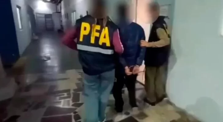 AC escoltado por dos agentes federales. (FOTO: POLICÍA FEDERAL) AC escoltado por dos agentes federales. (FOTO: POLICÍA FEDERAL)