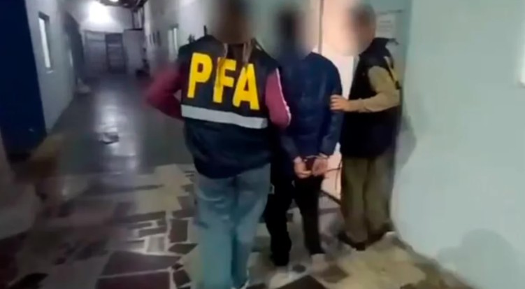  AC escoltado por dos agentes federales. (FOTO: POLICÍA FEDERAL)