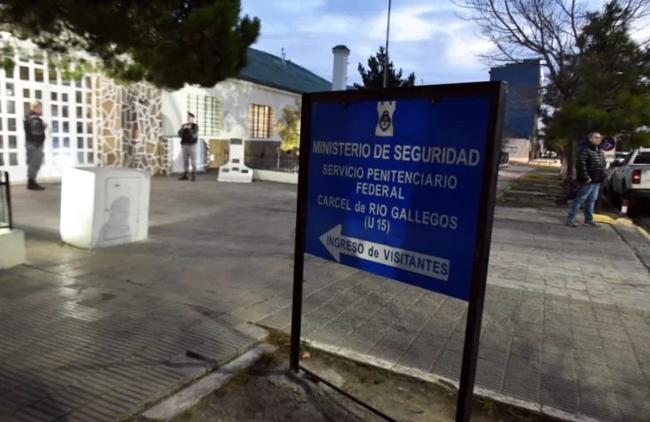 El cartel para el ingreso de visitantes en uno de los accesos a la cárcel emplazada en la avenida Kirchner. (FOTO: JOSÉ SILVA/LA OPINIÓN AUSTRAL) El cartel para el ingreso de visitantes en uno de los accesos a la cárcel emplazada en la avenida Kirchner. (FOTO: JOSÉ SILVA/LA OPINIÓN AUSTRAL)