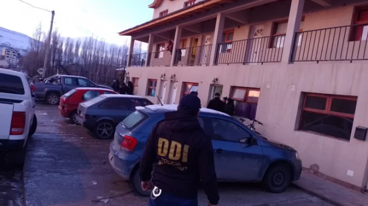  Un agente de la DDI afuera del complejo de habitaciones. (FOTO: POLICÍA SANTA CRUZ)