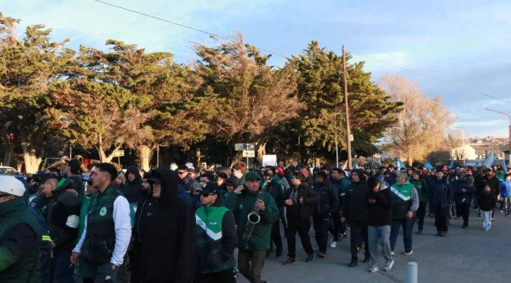  Marcharon por las calles céntricas de la ciudad del Gorosito. (Foto: Tamara Moreno/La Opinión Austral).