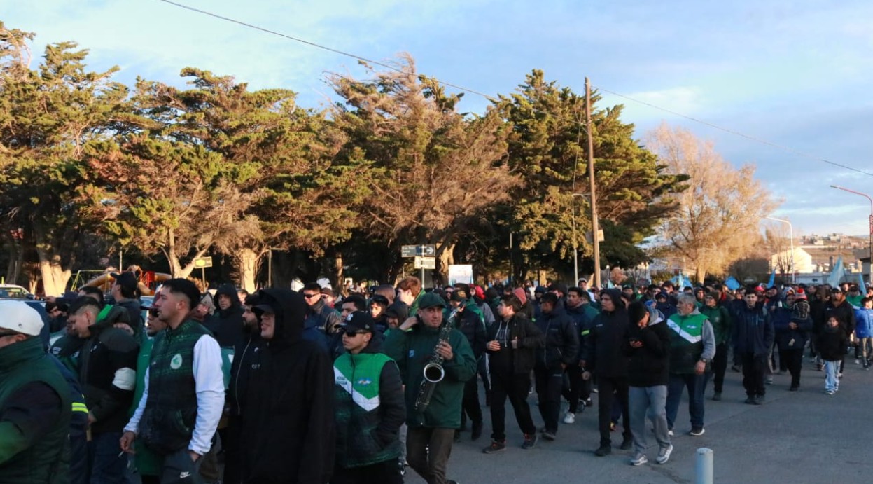  Marcharon por las calles céntricas de la ciudad del Gorosito. (Foto: Tamara Moreno/La Opinión Austral).