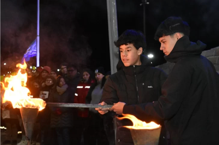 Dos adolescentes prenden una de las antorchas.