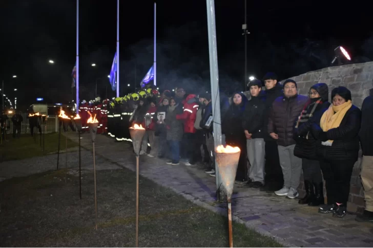 ENORME ACOMPAÑAMIENTO DE LOS PUEBLOS DE LA CUENCA AL HOMENAJE. COBERTURA Y FOTOS: CECILIA AGUILAR Y JOSÉ NAVEA/LA OPINIÓN AUSTRAL. ENORME ACOMPAÑAMIENTO DE LOS PUEBLOS DE LA CUENCA AL HOMENAJE. COBERTURA Y FOTOS: CECILIA AGUILAR Y JOSÉ NAVEA/LA OPINIÓN AUSTRAL.