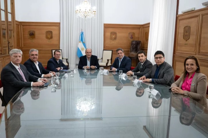 Guillermo Francos con los gobernadores Claudio Vidal (Santa Cruz), Raúl Jalil (Catamarca), Ignacio “Nacho” Torres (Chubut), Sergio Ziliotto (La Pampa), y la vicegobernadora de Córdoba Myrian Prunotto. Además del vicejefe de Gabinete del Interior, Lisandro Catalán, y el secretario de Hacienda, Carlos Guberman. Guillermo Francos con los gobernadores Claudio Vidal (Santa Cruz), Raúl Jalil (Catamarca), Ignacio “Nacho” Torres (Chubut), Sergio Ziliotto (La Pampa), y la vicegobernadora de Córdoba Myrian Prunotto. Además del vicejefe de Gabinete del Interior, Lisandro Catalán, y el secretario de Hacienda, Carlos Guberman.