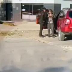 Importantes daños materiales tras un choque entre un auto y una camioneta en la zona céntrica
