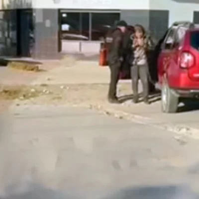 Importantes daños materiales tras un choque entre un auto y una camioneta en la zona céntrica Importantes daños materiales tras un choque entre un auto y una camioneta en la zona céntrica