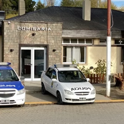Insólito: investigan si un policía le sacó la tarjeta de débito a un preso e hizo compras