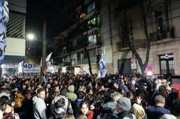  Militantes kirchneristas se habían concentrado frente al departamento de Cristina para brindarle su apoyo (RS Fotos)