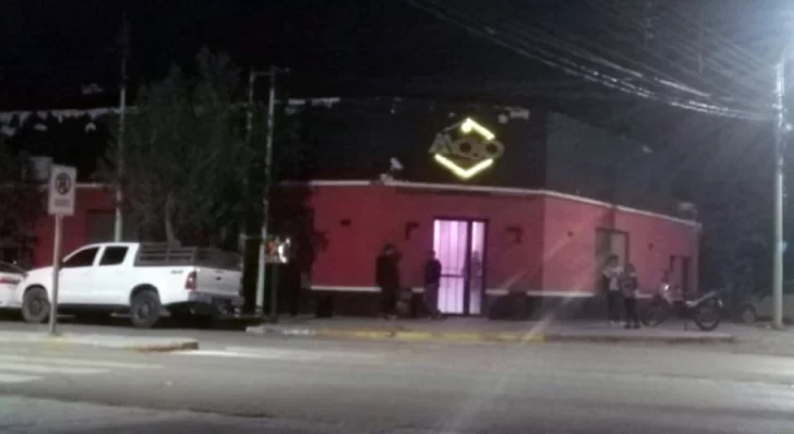 El frente del local nocturno donde comenzó todo. (FOTO: LA OPINIÓN AUSTRAL) El frente del local nocturno donde comenzó todo. (FOTO: LA OPINIÓN AUSTRAL)