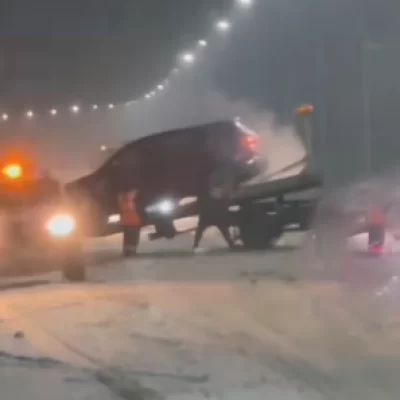 Noche de susto en la Cuenca Carbonífera: un auto despistó por la nieve en Ruta Complementaria 20 Noche de susto en la Cuenca Carbonífera: un auto despistó por la nieve en Ruta Complementaria 20