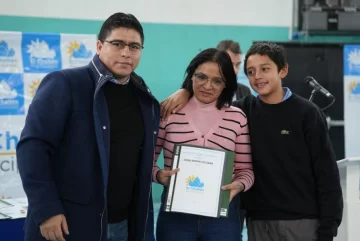 Claudio Vidal entregó 22 viviendas en El Chaltén: “Las obras que se inician deben terminarse”