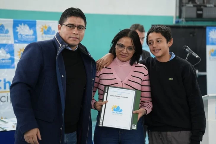 Claudio Vidal entregó 22 viviendas en El Chaltén: “Las obras que se inician deben terminarse”