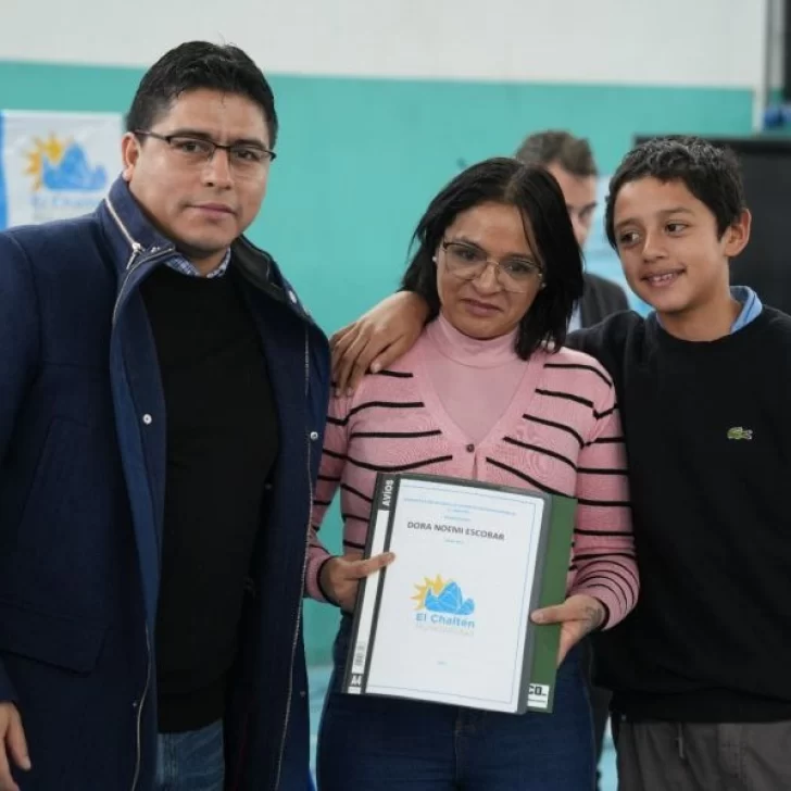 Claudio Vidal entregó 22 viviendas en El Chaltén: “Las obras que se inician deben terminarse”