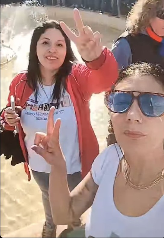  Soledad Kamú viajó a Buenos Aires para apoyar a Cristina Fernández. En la selfie, junto a la secretaria de Gobierno Sara Delgado.