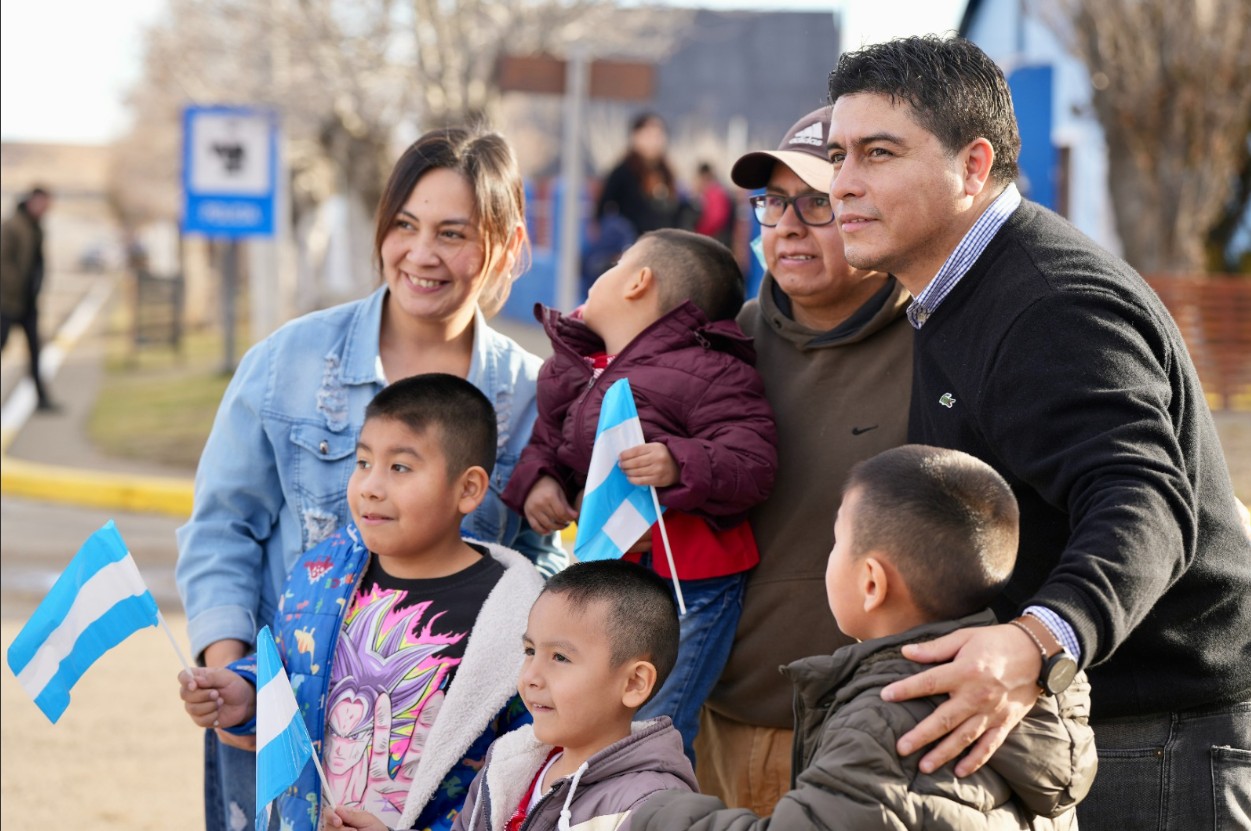  El gobernador junto a algunos vecinos de Tres Lagos.