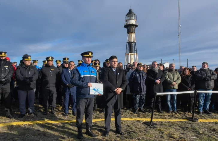 El gobernador de Santa Cruz Claudio Vidal tomó juramento a 140 cadetes de Policía junto al faro de Cabo Vírgenes