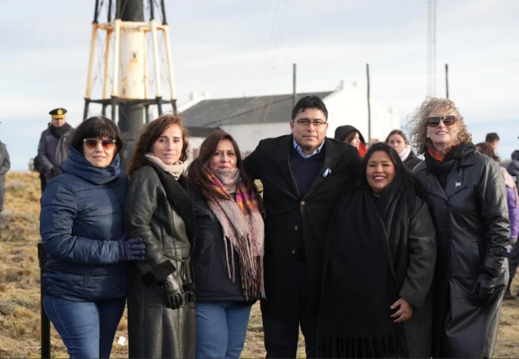  Funcionarias provinciales junto al gobernador.