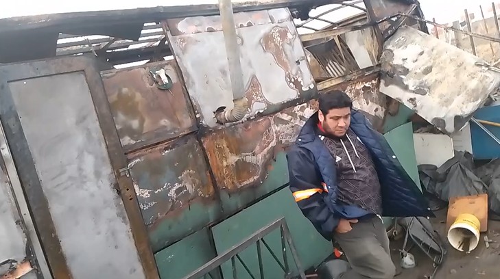  Un agente comunal viendo los destrozos del incendio. (FOTO: LA OPINIÓN AUSTRAL)