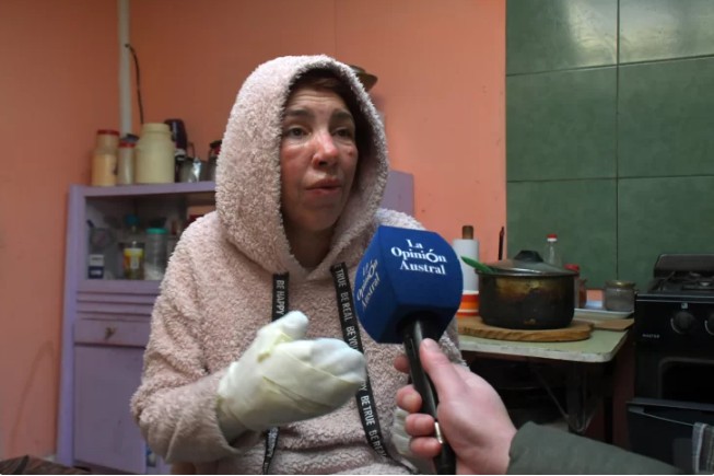  Glenda Mazuy —la madre de la familia cuando le abrió las puertas el domingo pasado a La Opinión Austral. Ahora está acompañando a su hijo en el Garrahan. (Foto: Juan Palacios/La Opinión Austral).